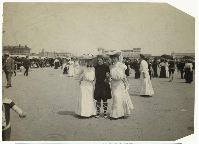 Image ID 833235 women at the beach 1905 NYPL